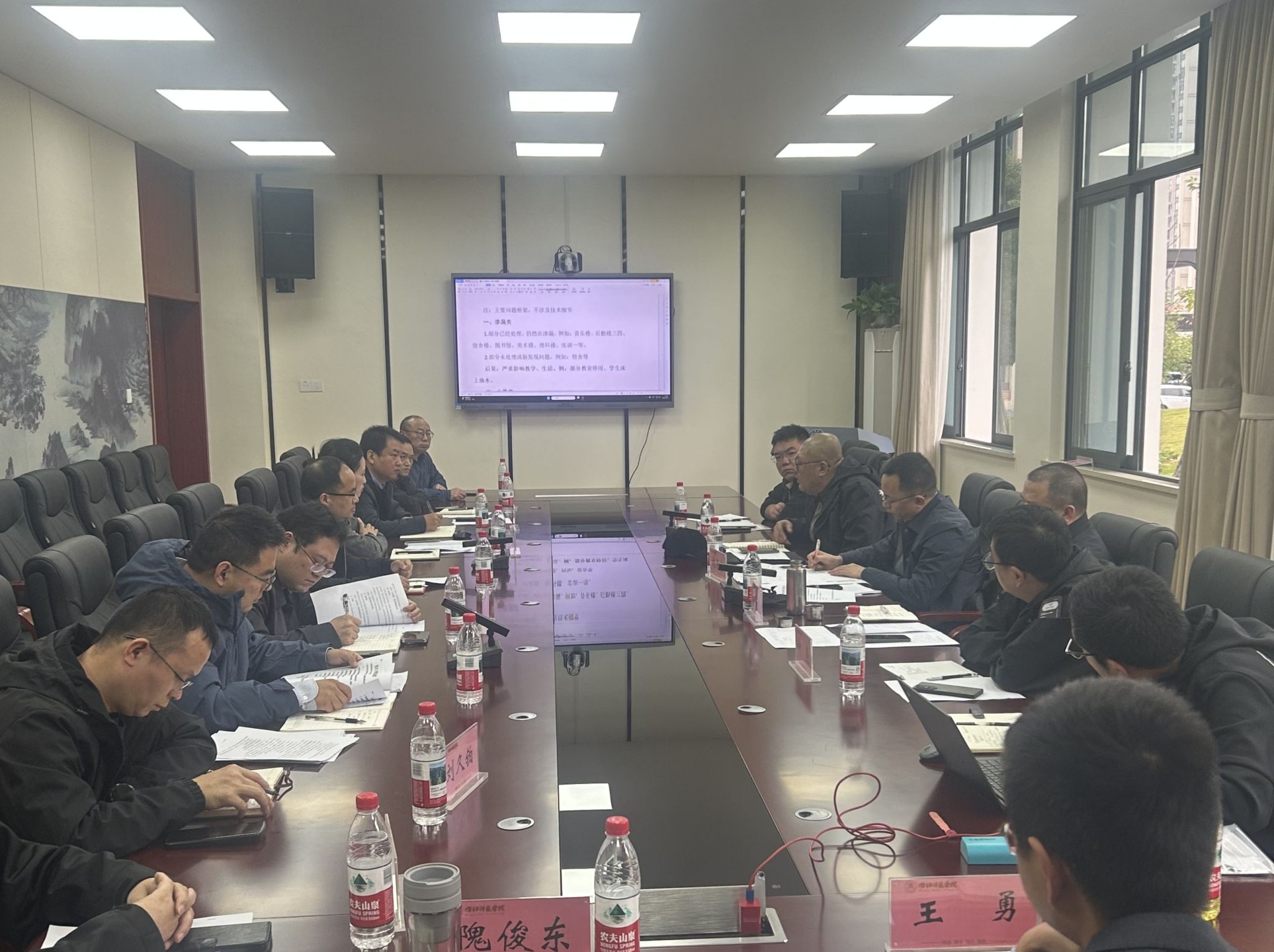 学校召开新校区建设一期项目收尾克缺专...