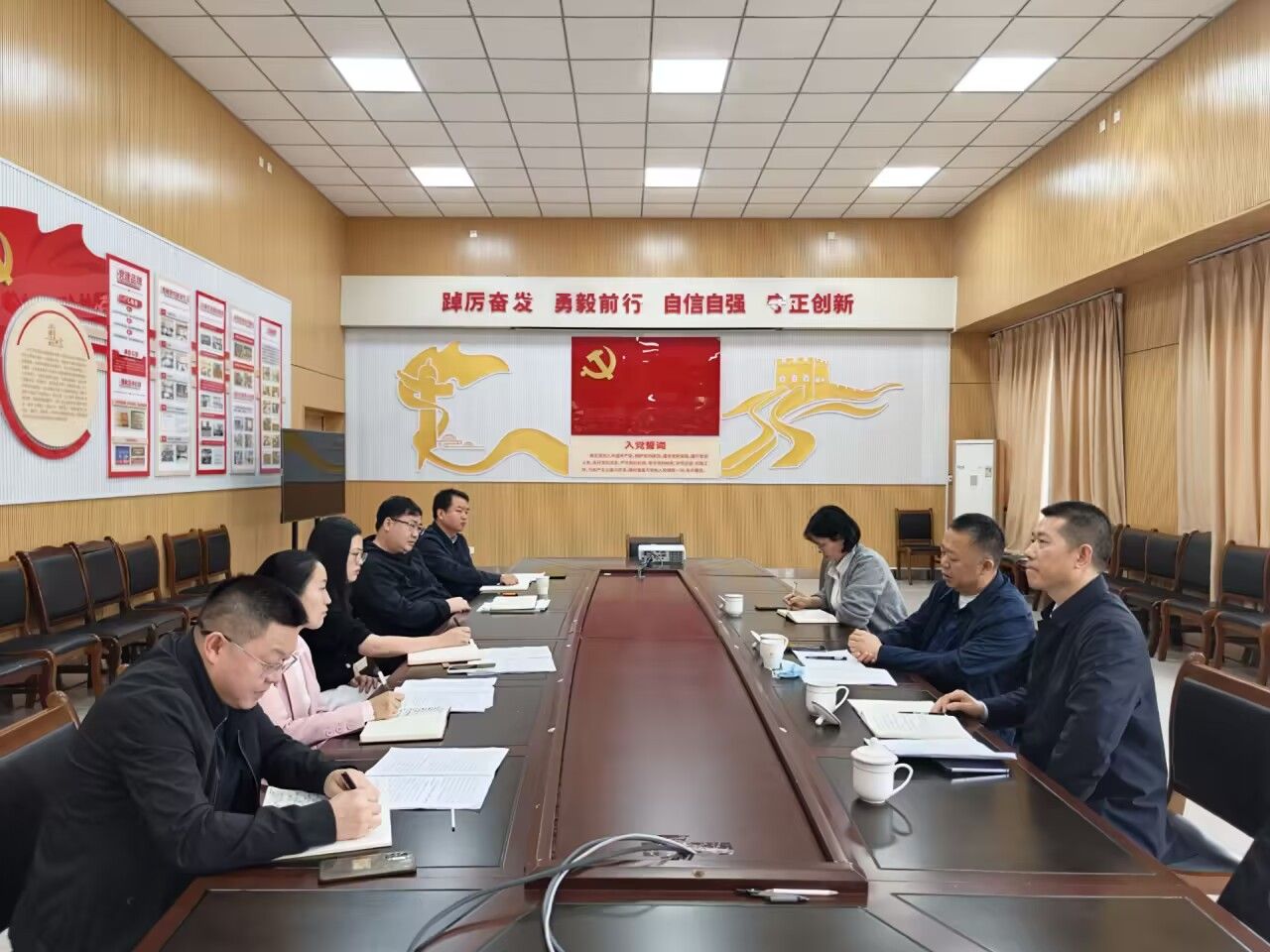 学校党委书记黄永忠到基建与后勤服务处...