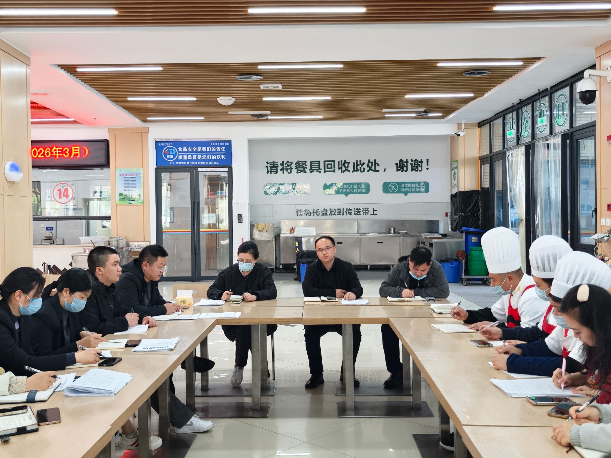 学校领导带队开展食堂食品安全专项检查