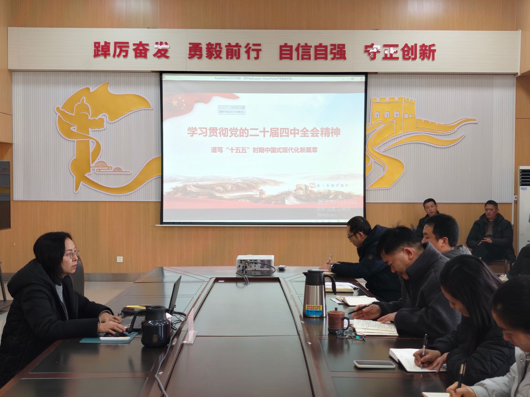 学校纪委书记冯雪莲为基建与后勤服务处...