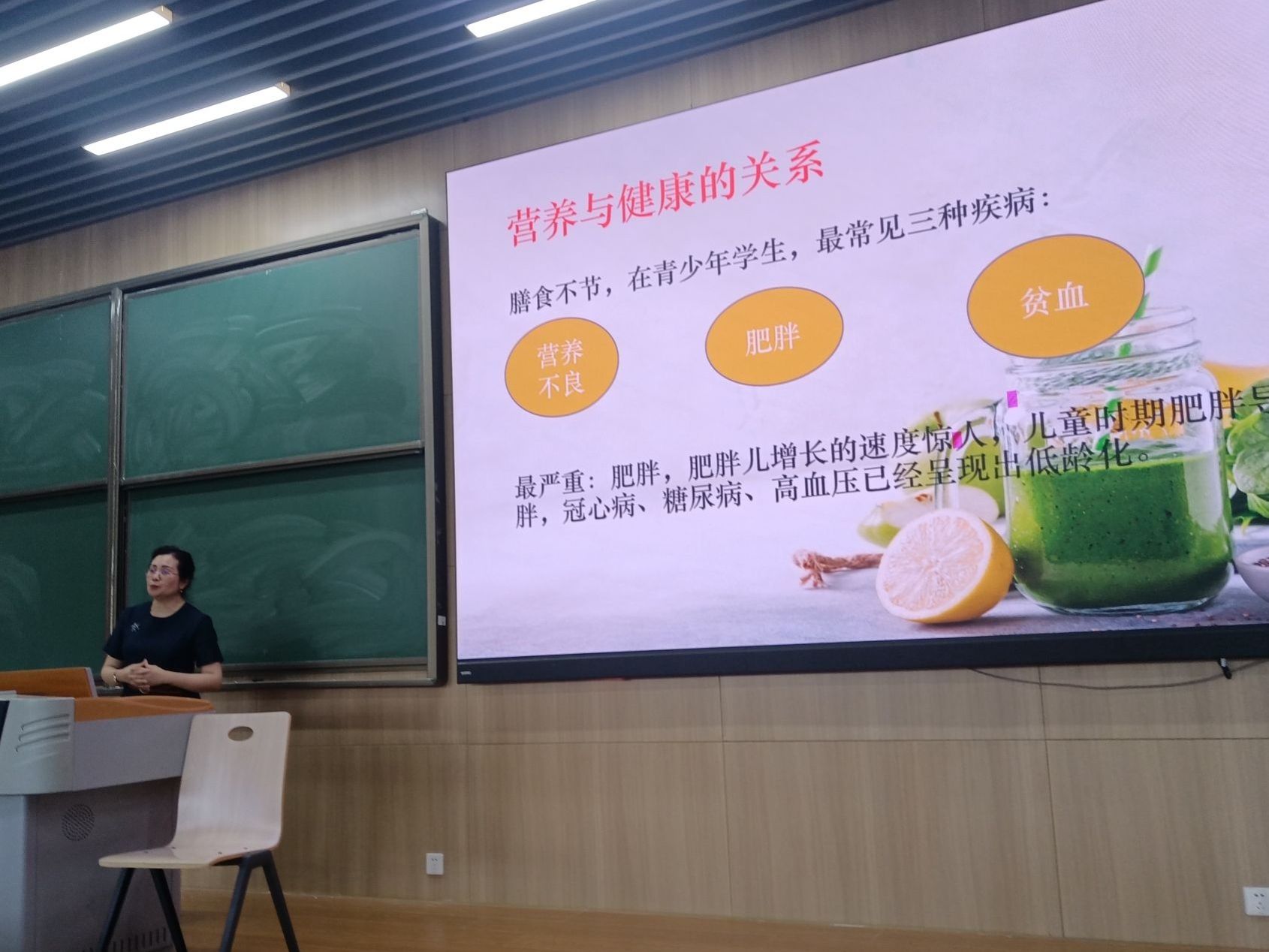 讲座结束后,凌丽还为学生们提供了营养咨询服务.